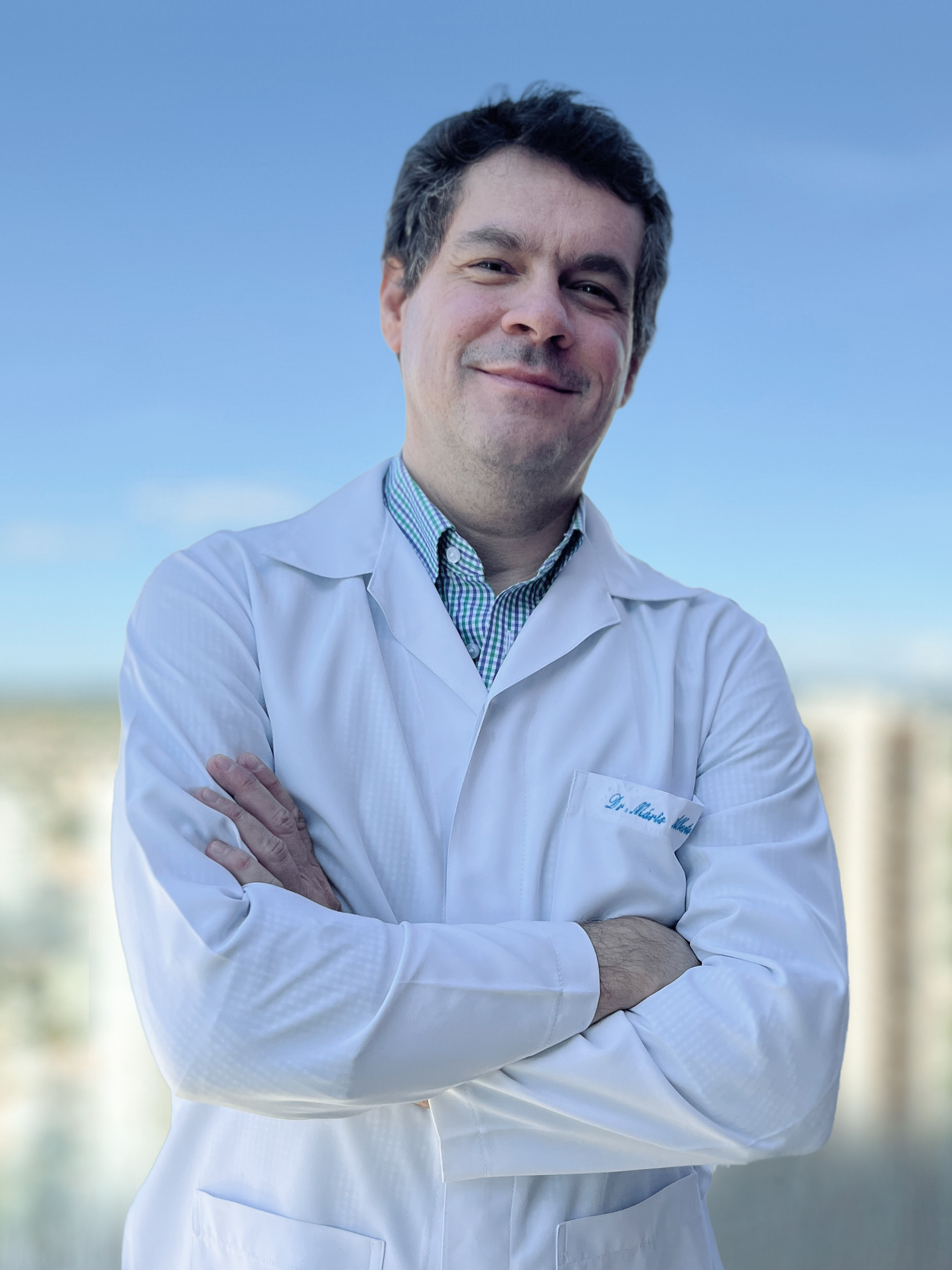 Dr. Mário Filho em ambiente médico