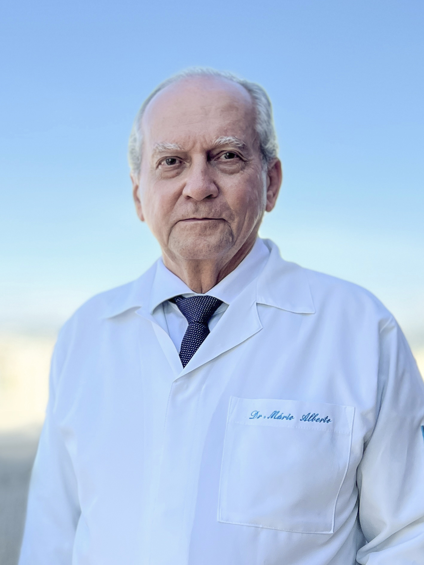 Dr. Mário Alberto Santana Machado em ambiente de diagnóstico por imagem